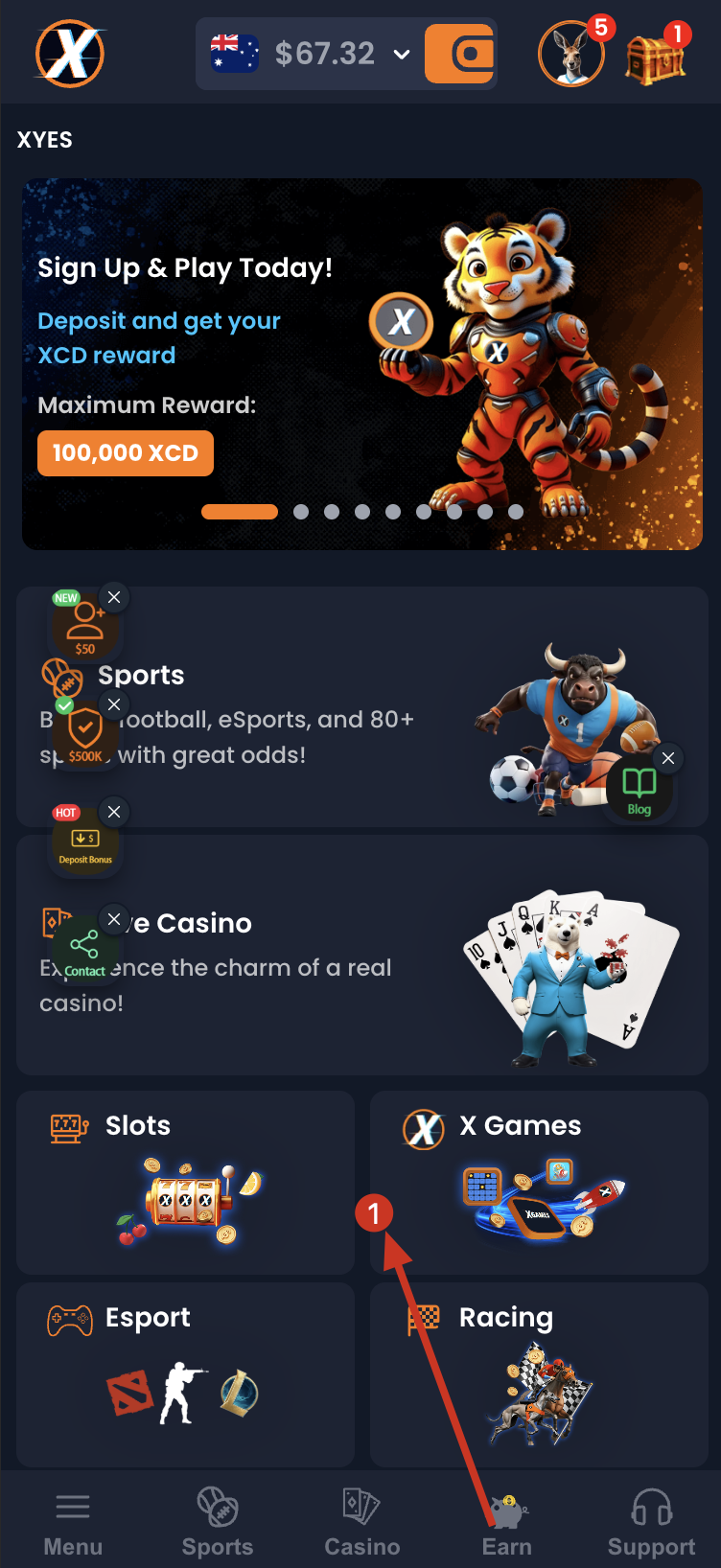 XYES 手機 App 主頁截圖 — 頂部有 XYES Logo、AUD$67.32 錢包餘額、袋鼠頭像通知與寶箱；中間「Sign Up & Play Today!」老虎吉祥物輪播橫幅，下方係 Sports、Live Casino、Slots、X Games、Esport、Racing 六大遊戲分類入口；底部導航列 Menu / Sports / Casino / Earn / Support，當中「Earn」（小豬錢罌圖示）被紅色 ① 編號箭頭向上指出，示範香港玩家點樣由主頁進入推薦計劃賺佣金入口。