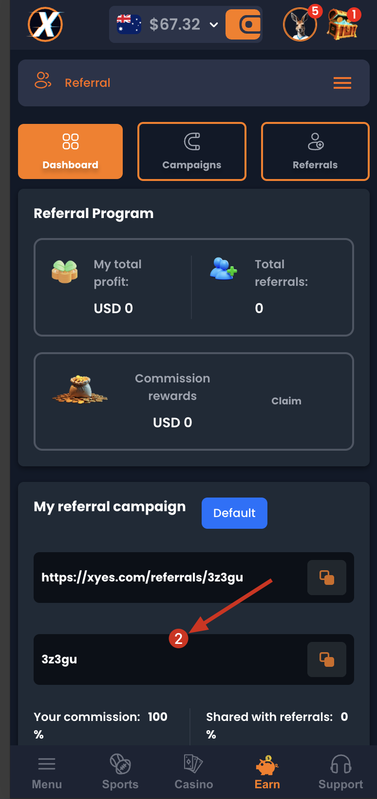 XYES 推薦計劃（Referral Program）後台截圖 — 頂部橙色 Referral 標題欄同 Dashboard / Campaigns / Referrals 三個分頁；中間顯示 My total profit USD 0、Total referrals 0 統計卡，以及 Commission rewards USD 0 + Claim 按鈕；下方「My referral campaign」面板列出完整邀請連結 https://xyes.com/referrals/3z3gu 與 6 位短碼 3z3gu（紅色 ② 箭頭指向短碼輸入框）、Your commission 100%、Shared with referrals 0%；演示香港用戶點樣複製邀請碼向好友分享並收取佣金。